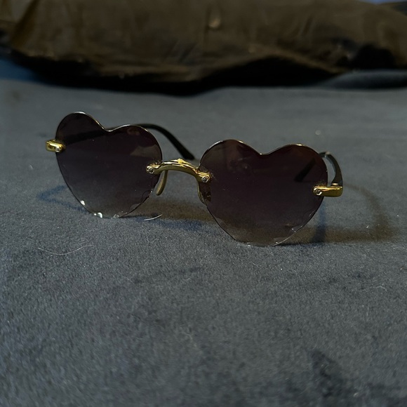 heart shaped sunglasses - Picture 1 of 3